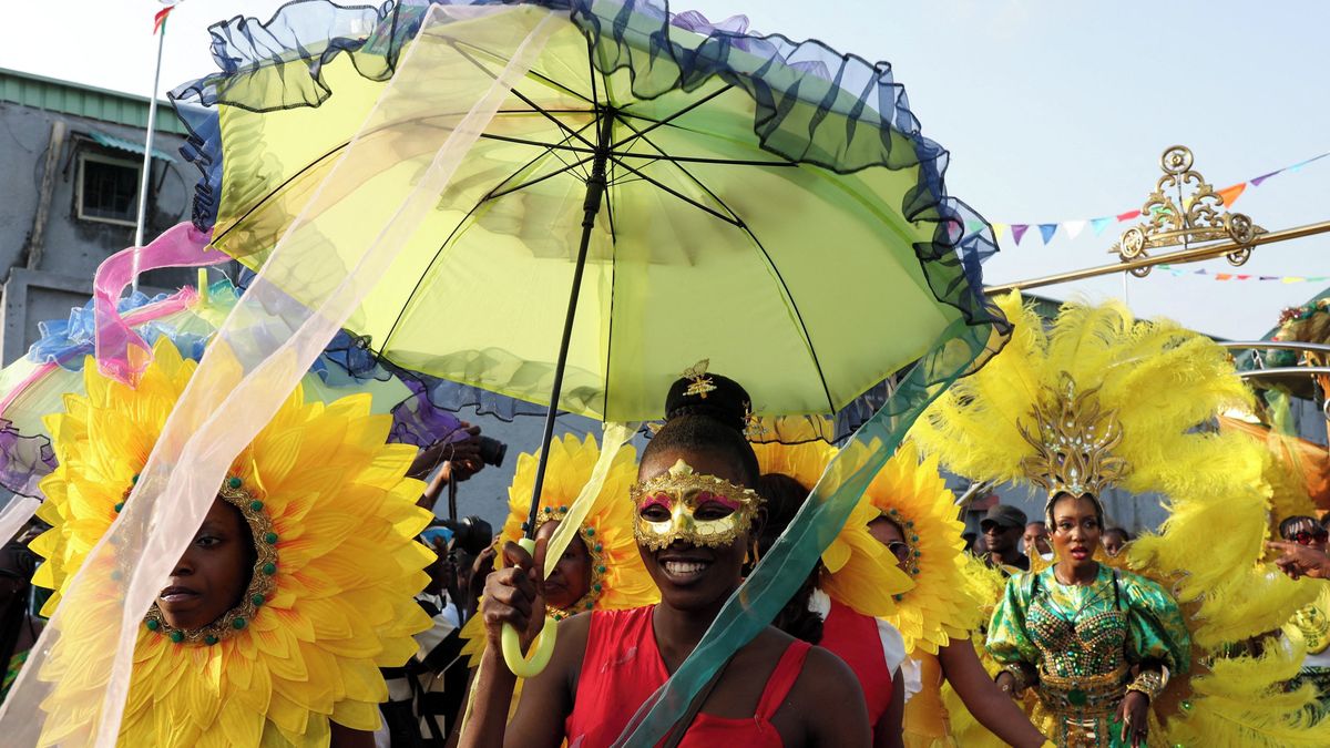 Stejný den, úplně jiná slavnost. Africký karneval v pondělí oslnil barvami i divokými rytmy